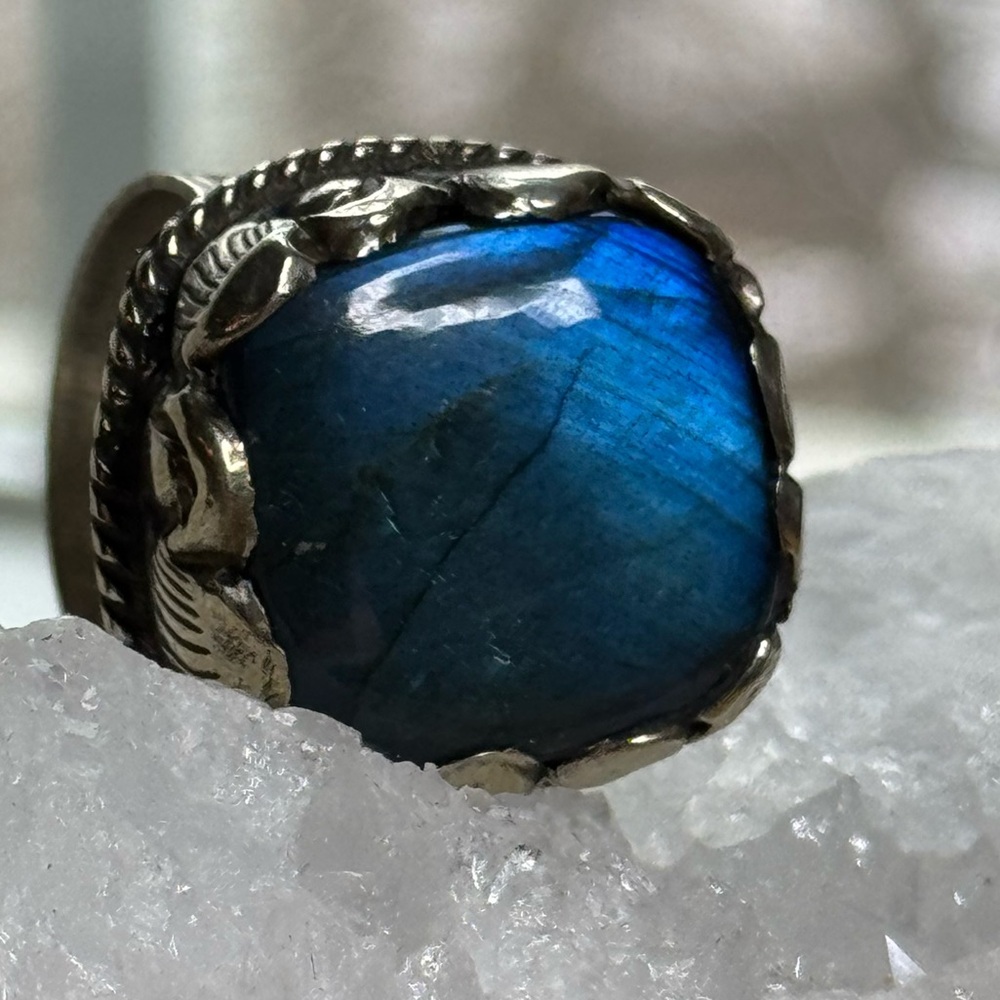 Labradorite adjustable ring or scarf slide. Handcarved. Cowgirl
Core style - Picture 5 of 14